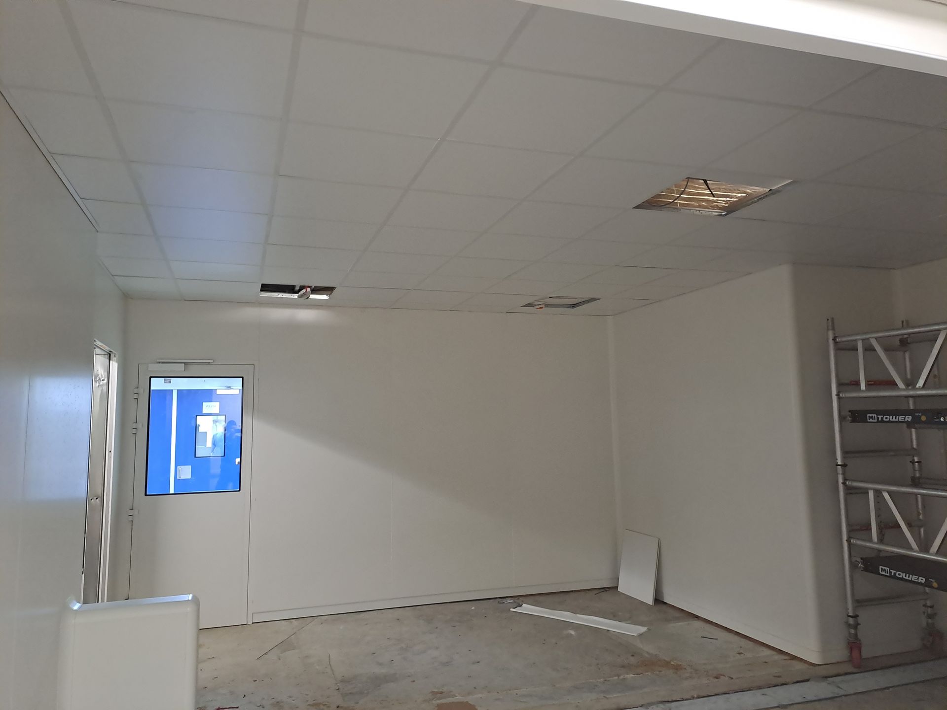 Een lege kamer met witte muren en een raam