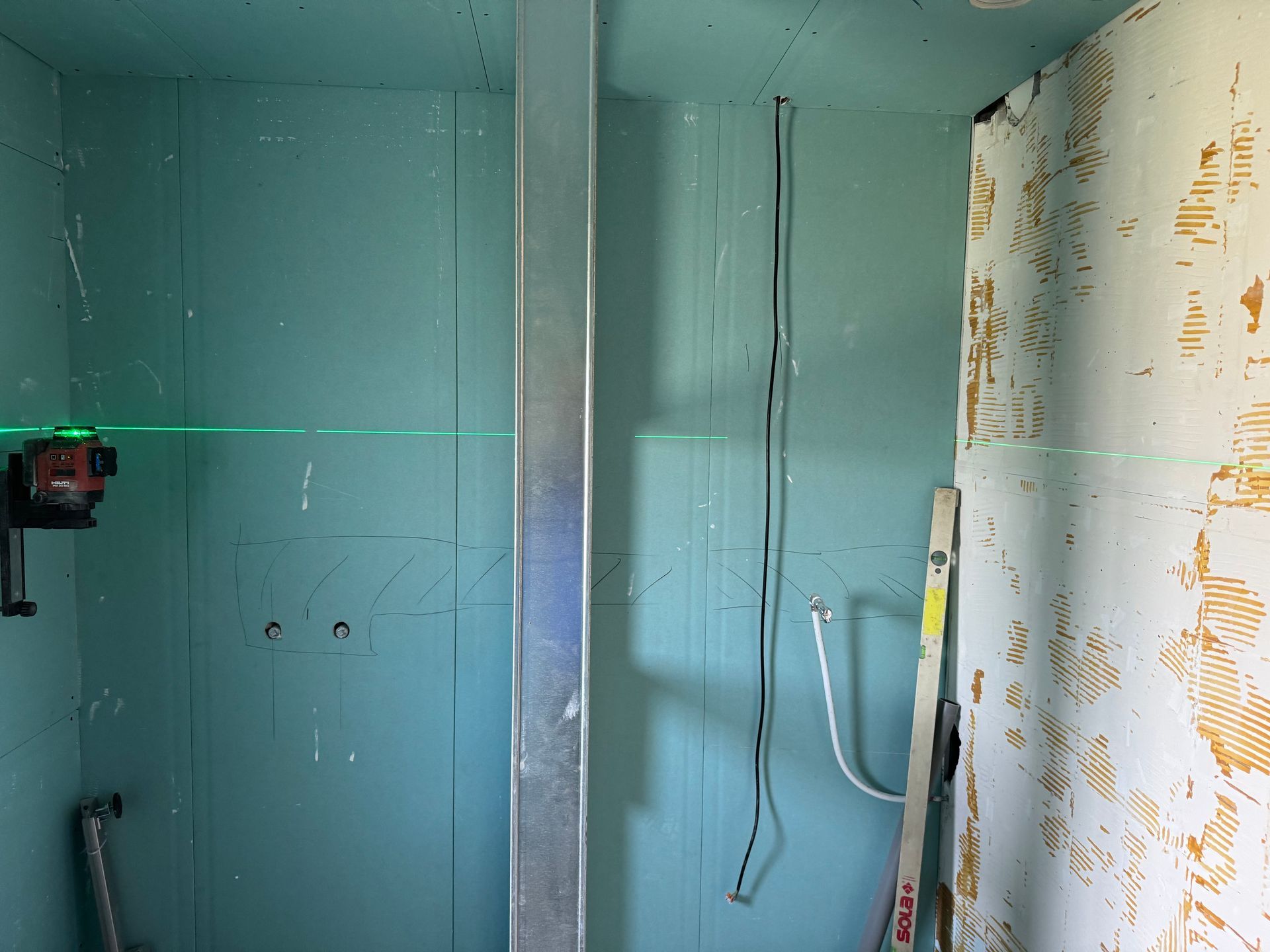 Een kamer met een groene laser op de muur