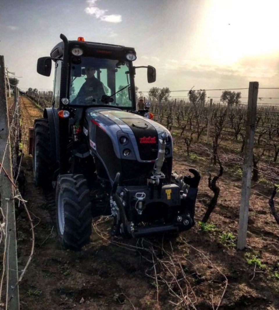 trattore per manutenzione vigneti