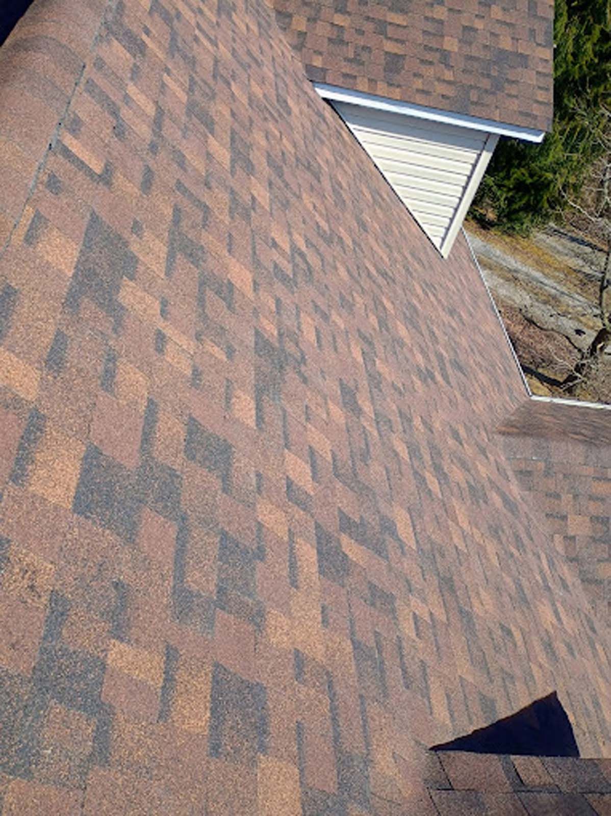 A close up of a roof with shingles on it