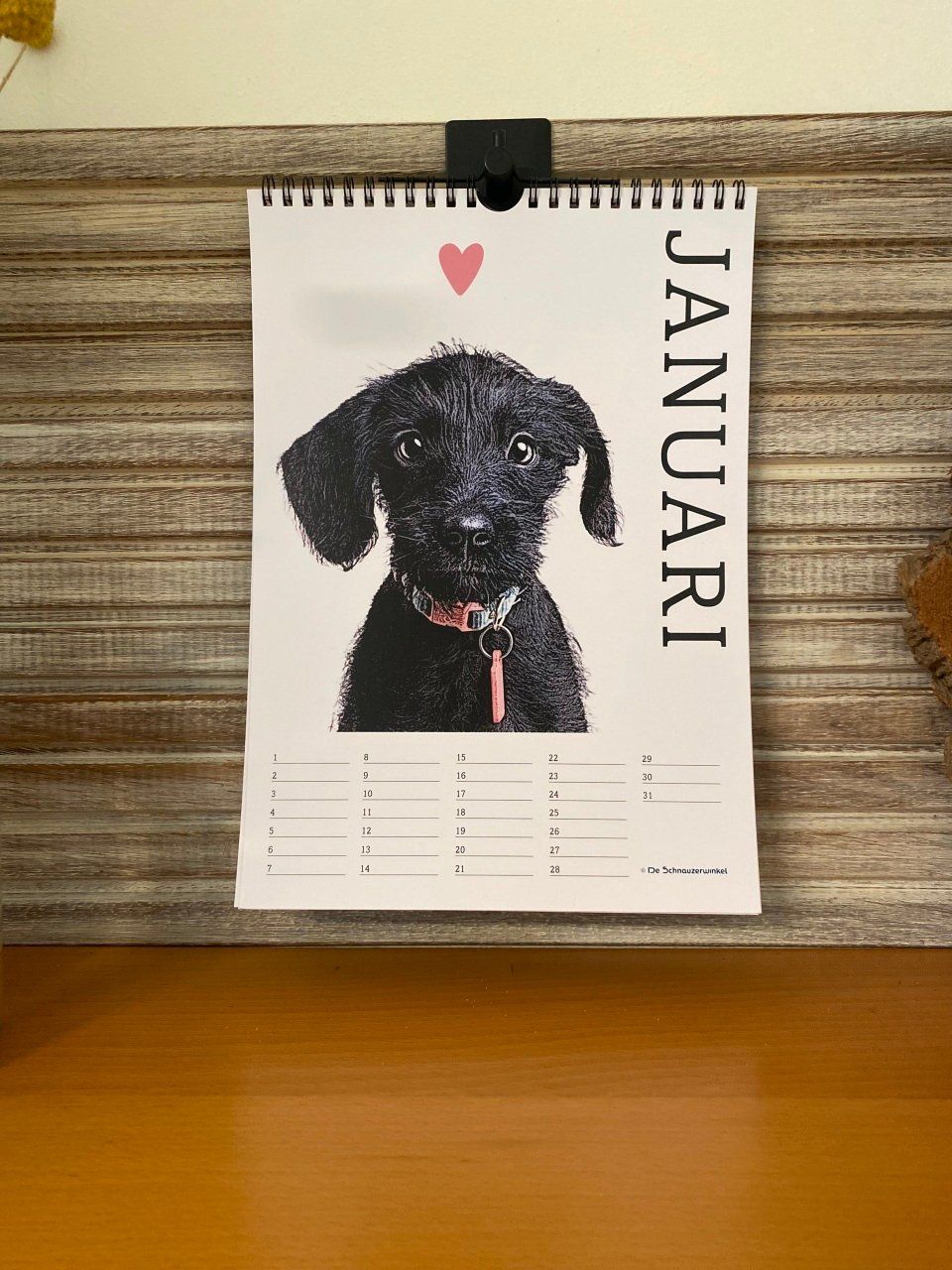 Een kalender met een afbeelding van een hond in januari