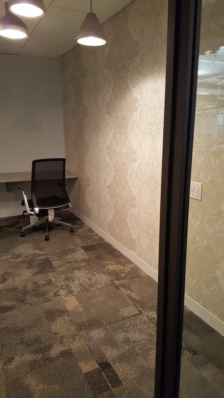 A small office with a desk and chair in it.