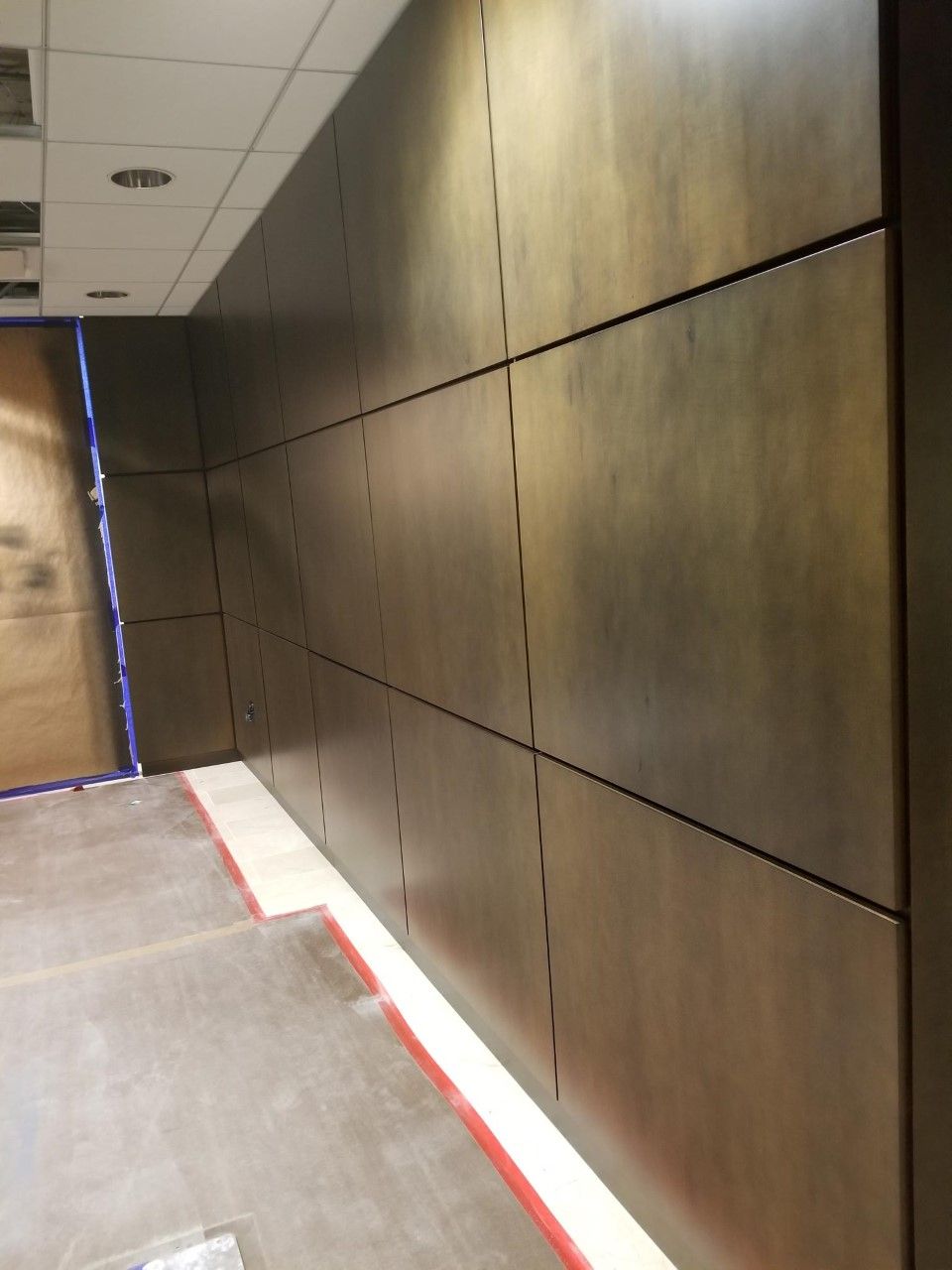 A room with a large wall and a ceiling