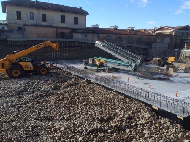 gru automontanti per edilizia