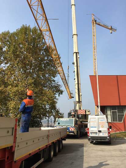 gru automontanti per lavori a un capannone