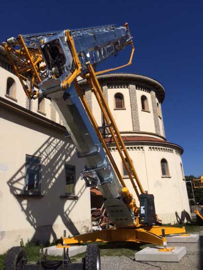 gru automontanti al lavoro su edificio storico