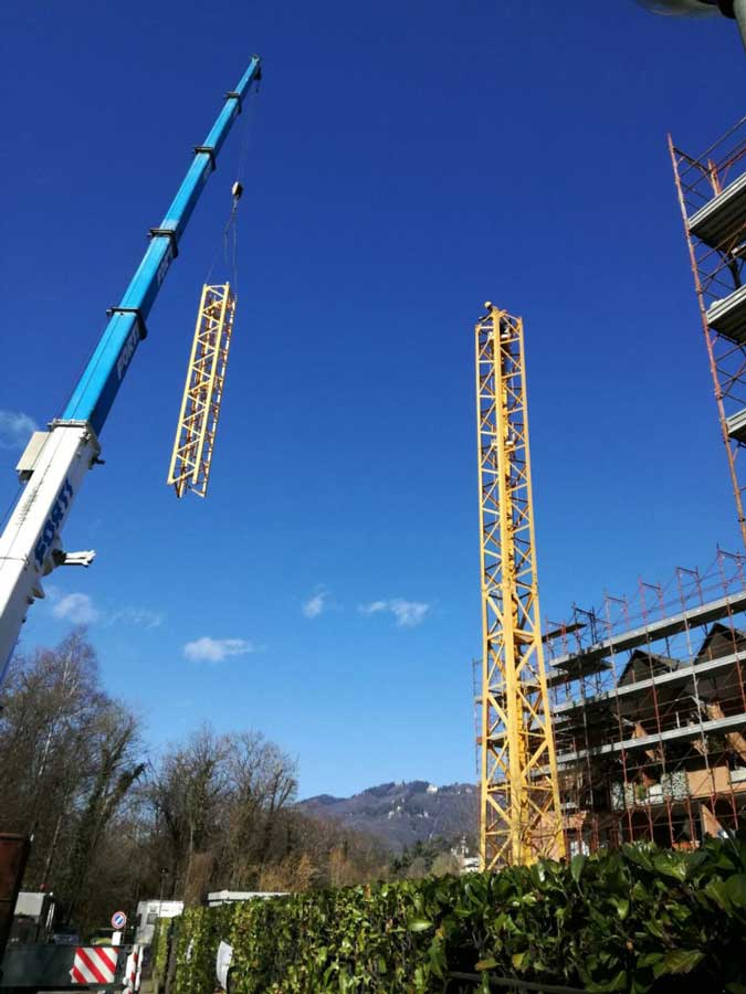 gru automontanti in cantiere