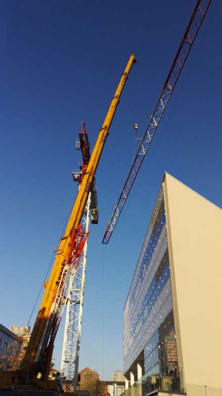 gru automontanti per edilizia civile