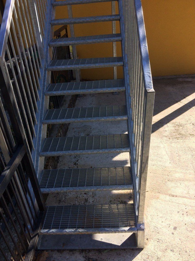 Scala in grigliato con gradini