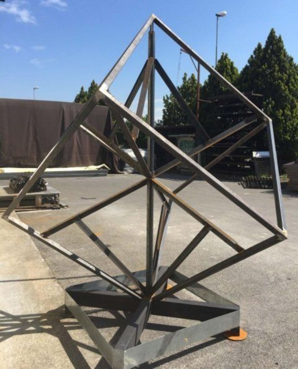 Scheletro cubo in metallo