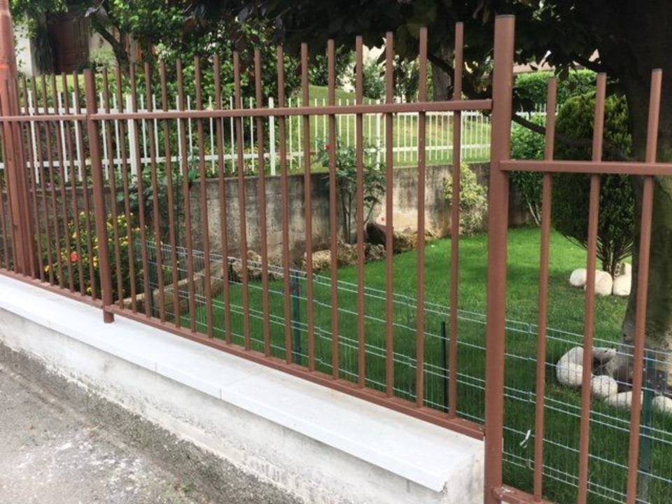 Recinzione modello inglese con tappi e prato