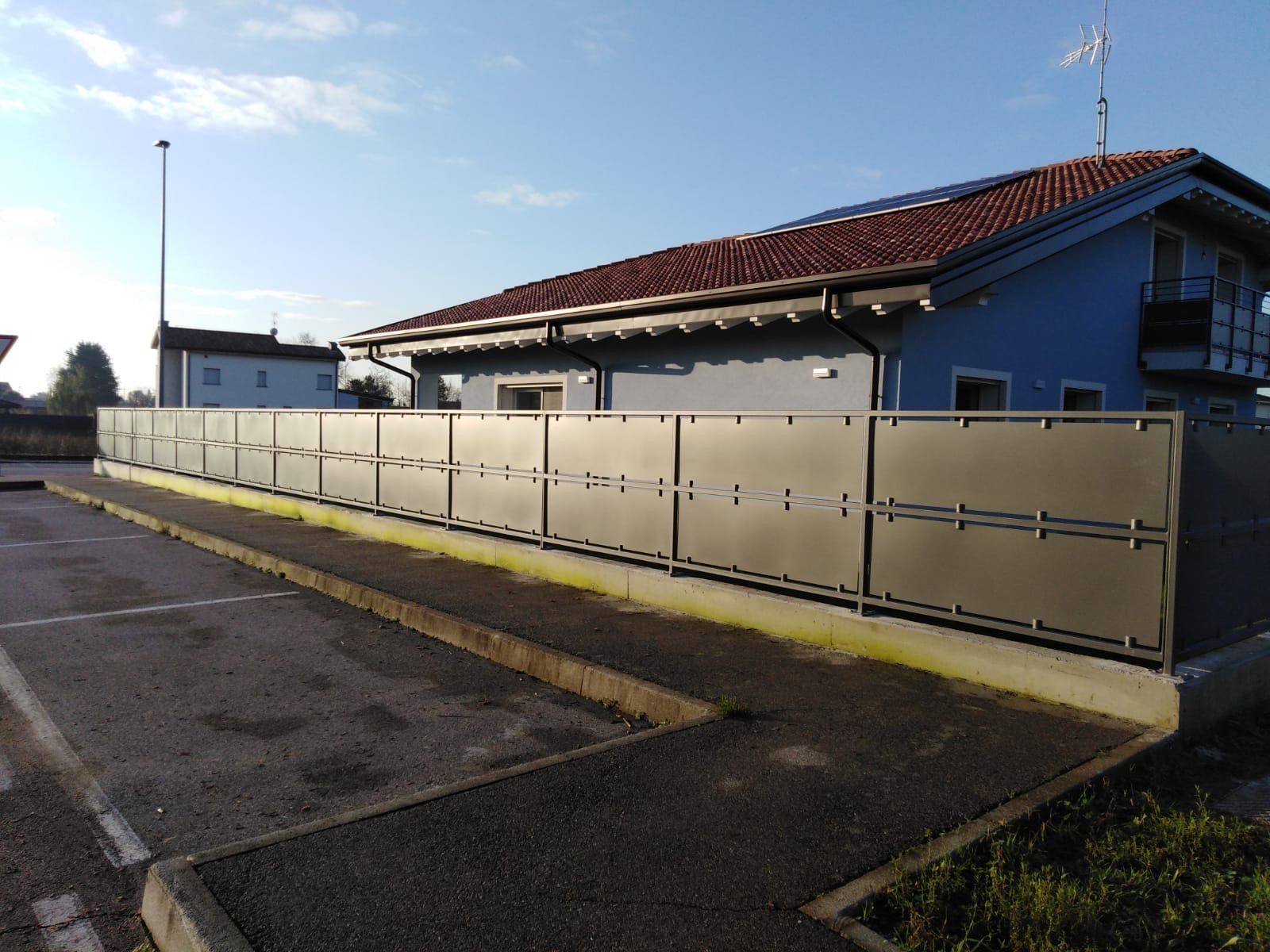 Recinzione con lamiera pinzata