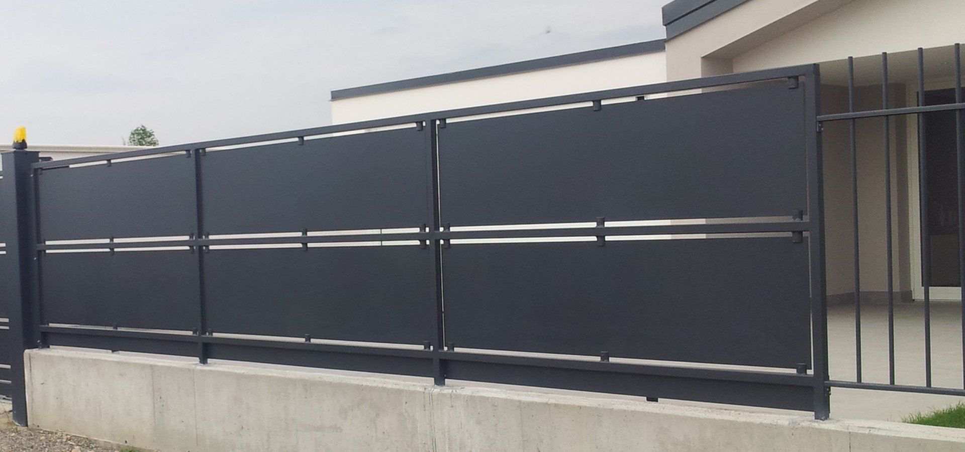 Cancellata grigia con lamiera pinzata