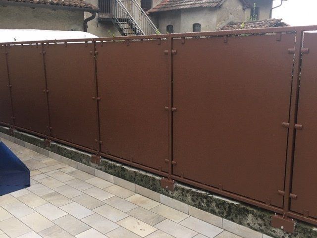 Cancellata marrone con lamiera pinzata