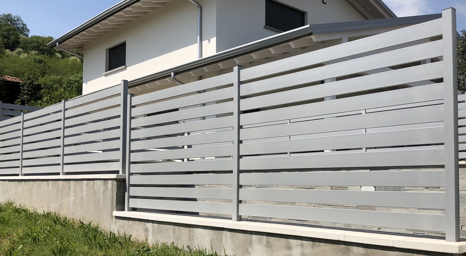 Recinzione con doghe in tubolare a scalino