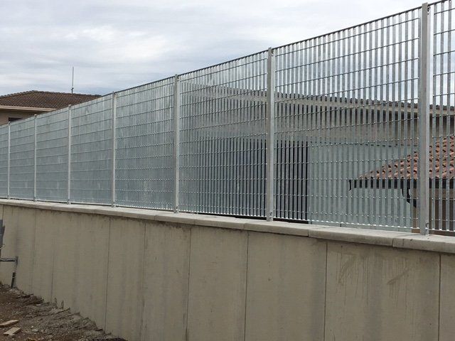 Recinzione in grigliato su muretto