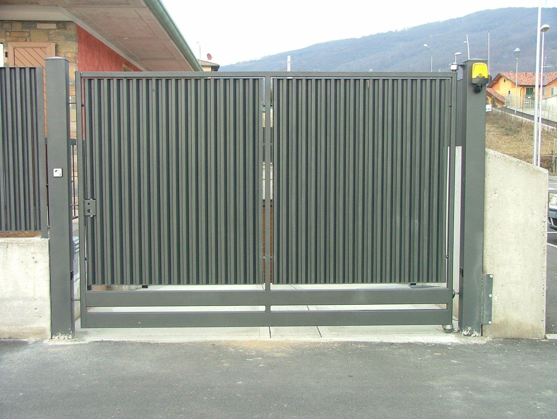 Cancello modello sistema a doghe verticali