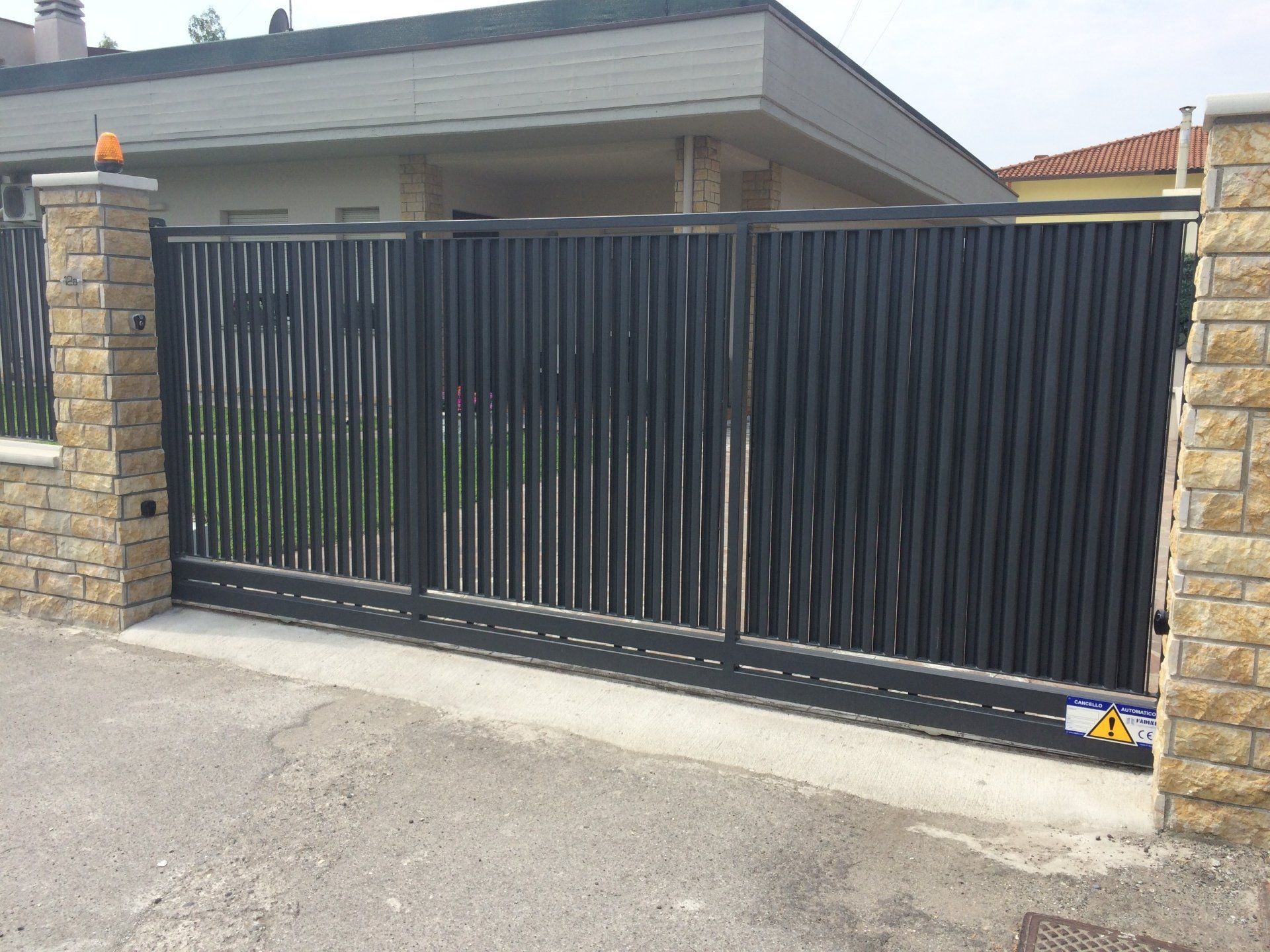 Cancello triplo modello sistema a doghe verticali