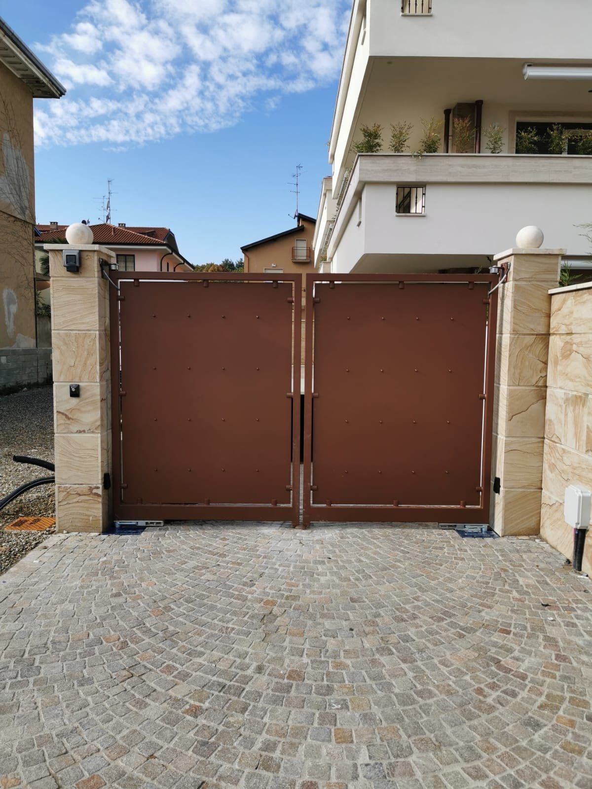 Cancello con lamiera pinzata