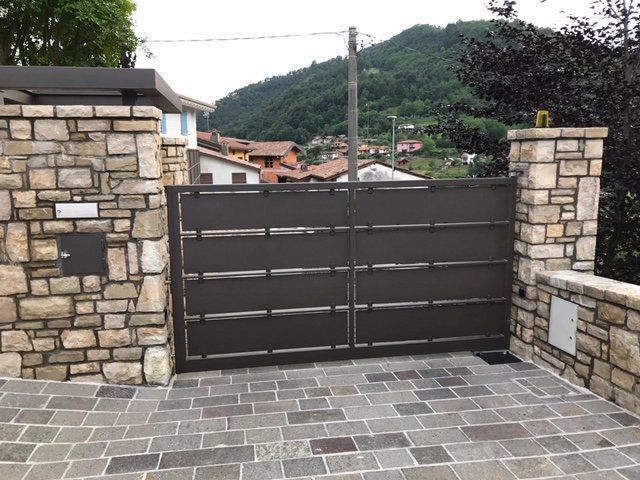 Cancello scuro con lamiera pinzata