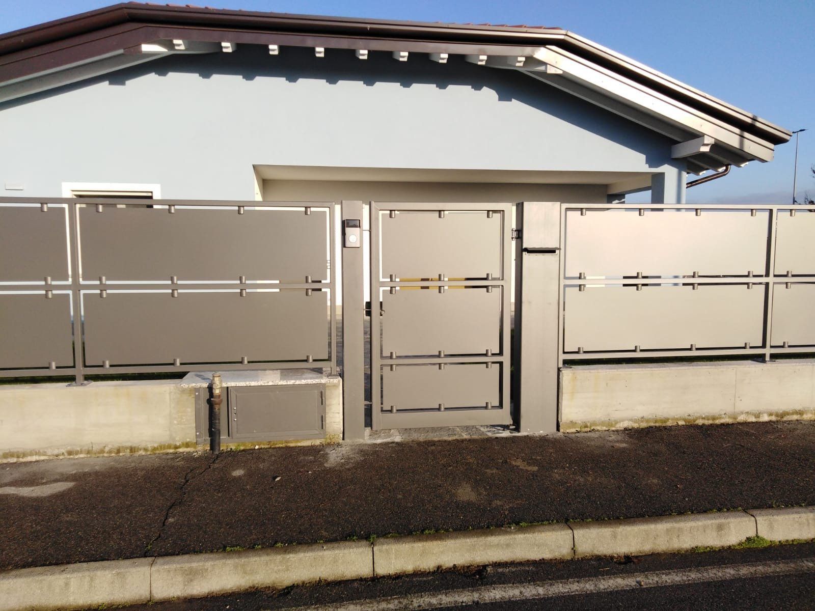 Cancello chiaro con lamiera pinzata