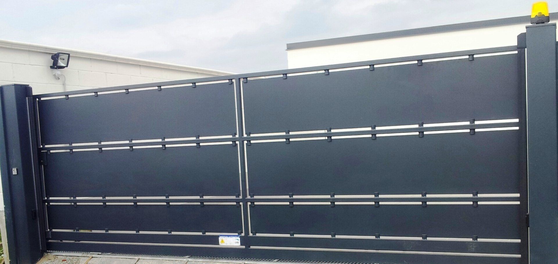 Cancello grigio con lamiera pinzata