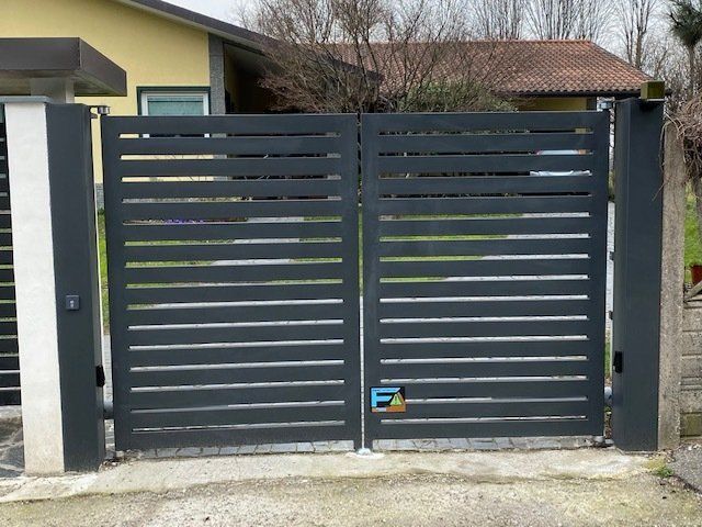 Cancello a doghe in tubolare, chiuso