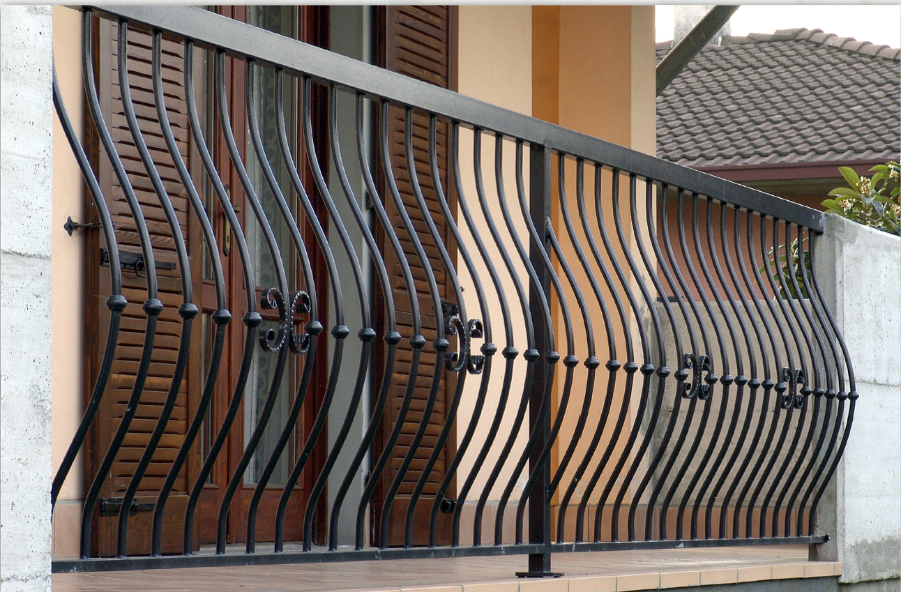 Balcone inglese con ringhiera curva