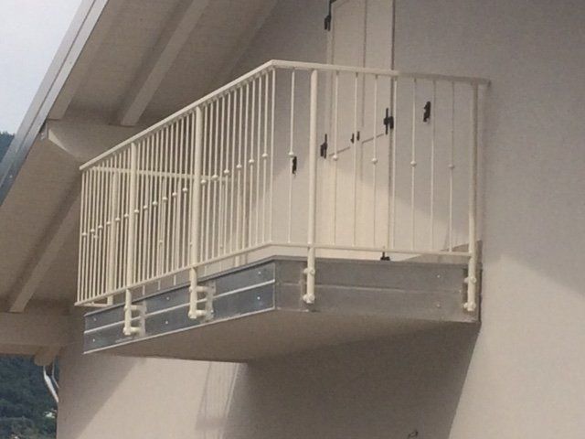 Balcone inglese con ringhiera bianca