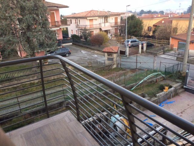 Balcone con stecche orizzontali tubolari