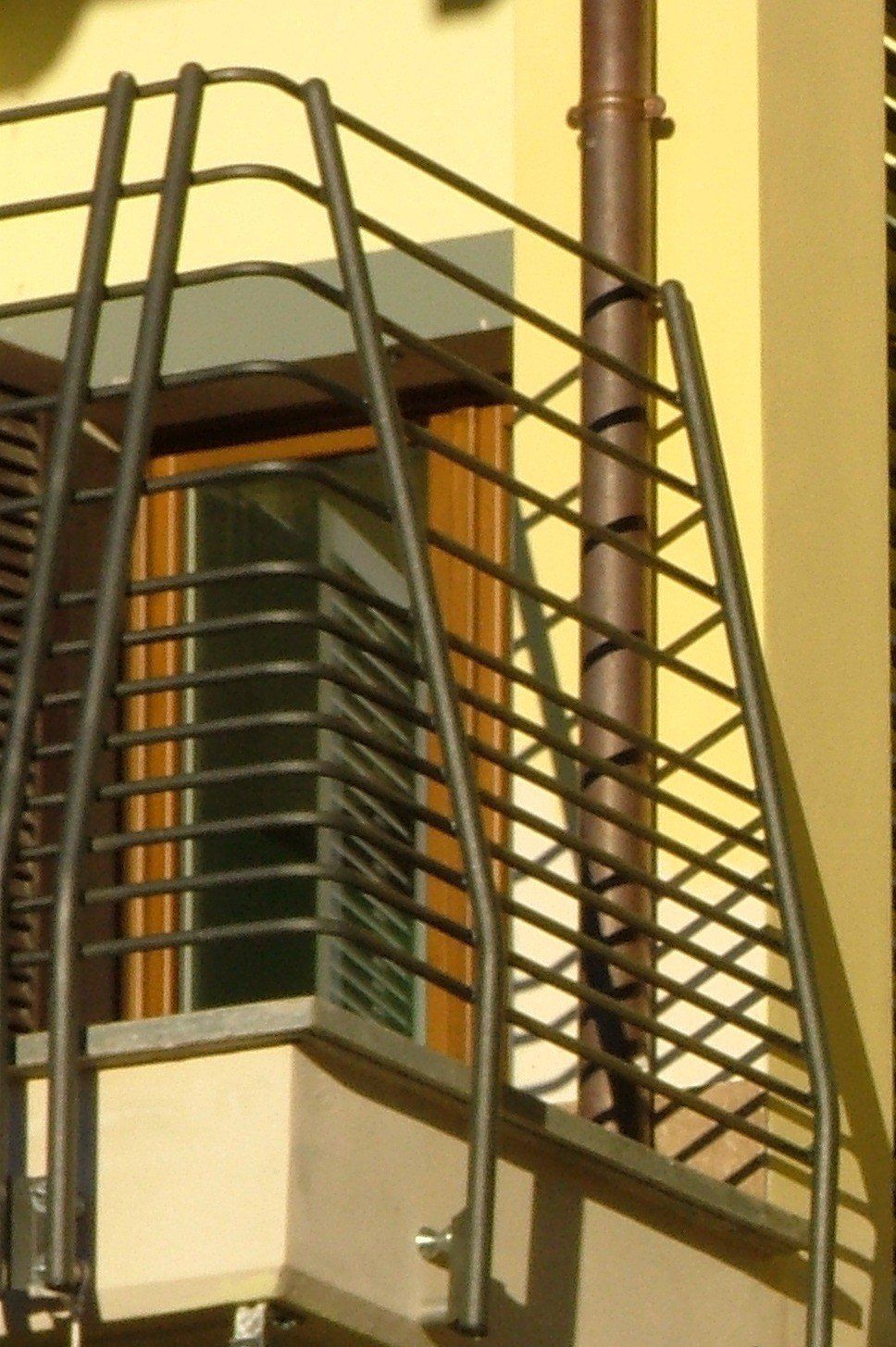 Balcone con stecche orizzontali nere