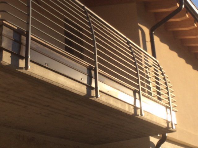 Balcone con stecche orizzontali