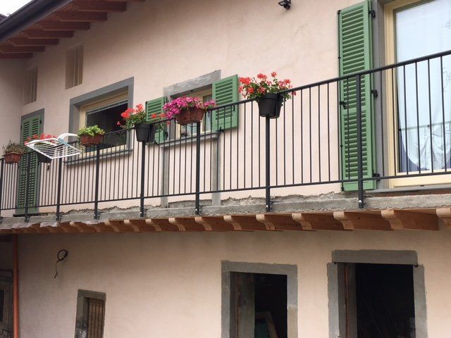 Balcone svedese con fioriere