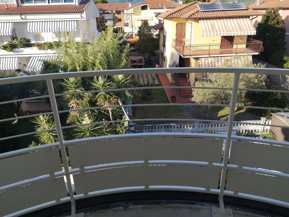 Balcone con lamiera pinzata curvo