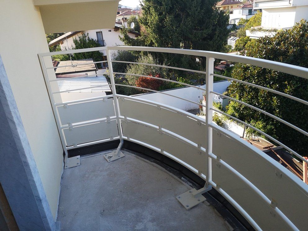 Balcone con lamiera pinzata, angolo