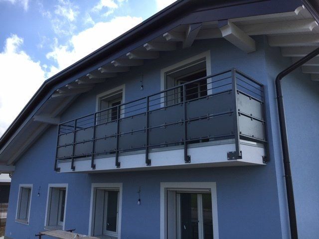 Balcone con lamiera pinzata dritto