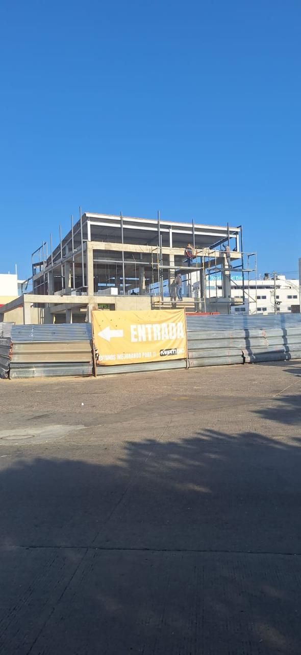 Se está construyendo un gran edificio al costado de la carretera.