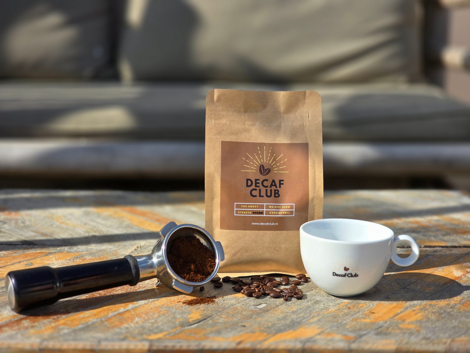 Handen houden een handvol kleurrijke koffiebessen vast, geplukt uit een mand.