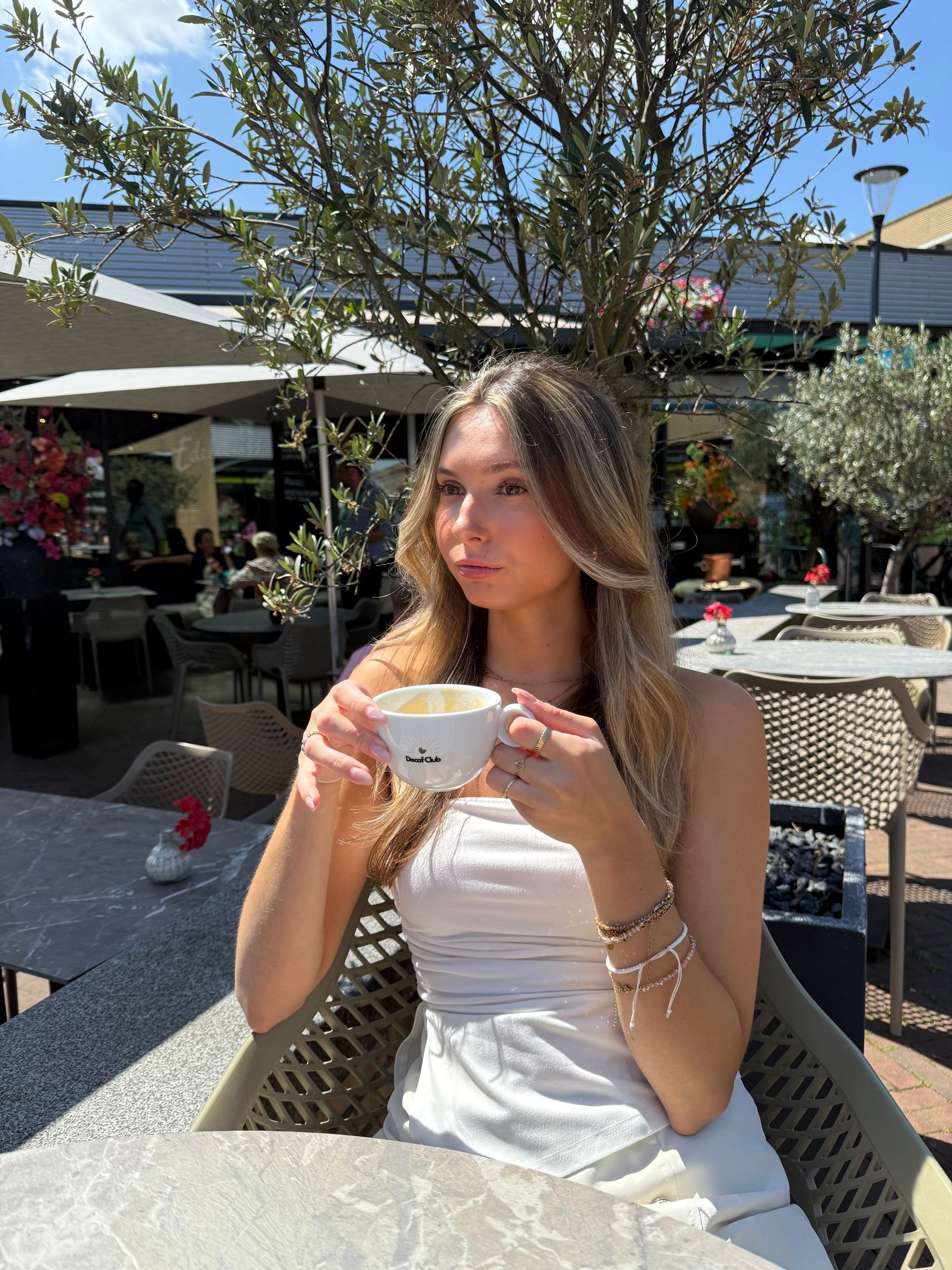 Close-up van gebrande koffiebonen, met bruine en donkerbruine kleuren.