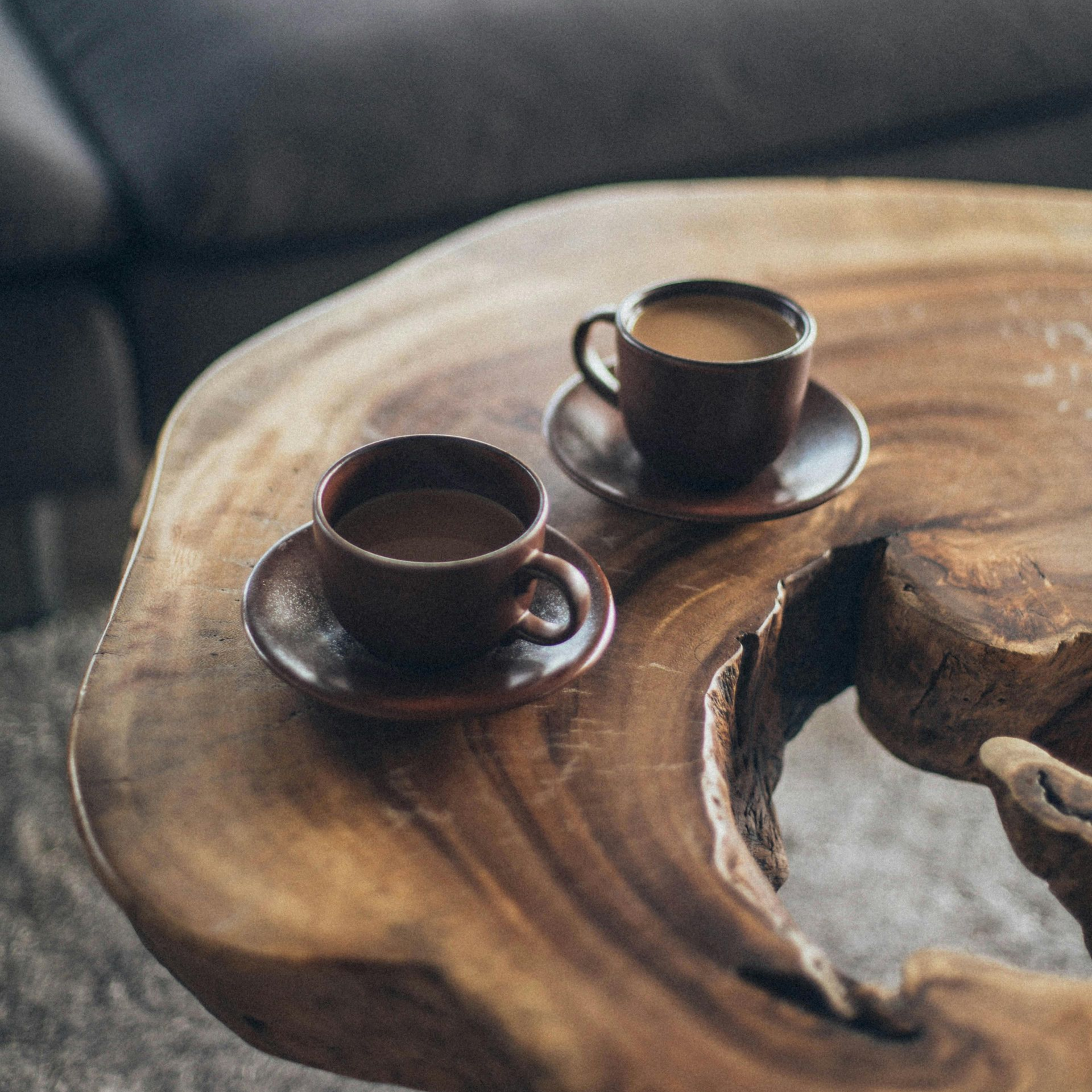 Witte koffiekop met het logo van 