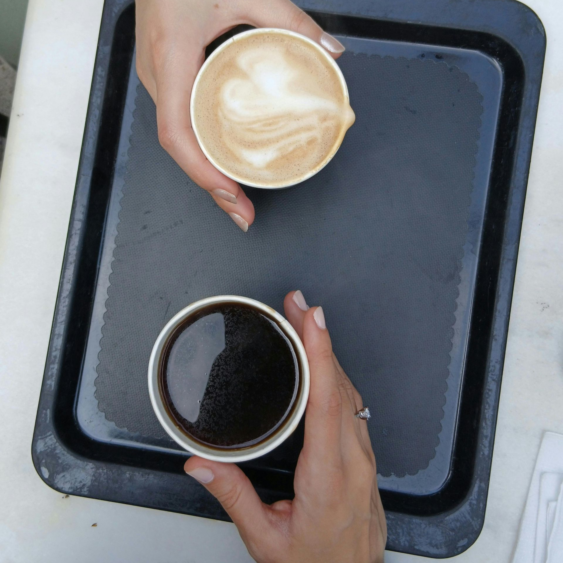 Witte koffiekop met het logo van 