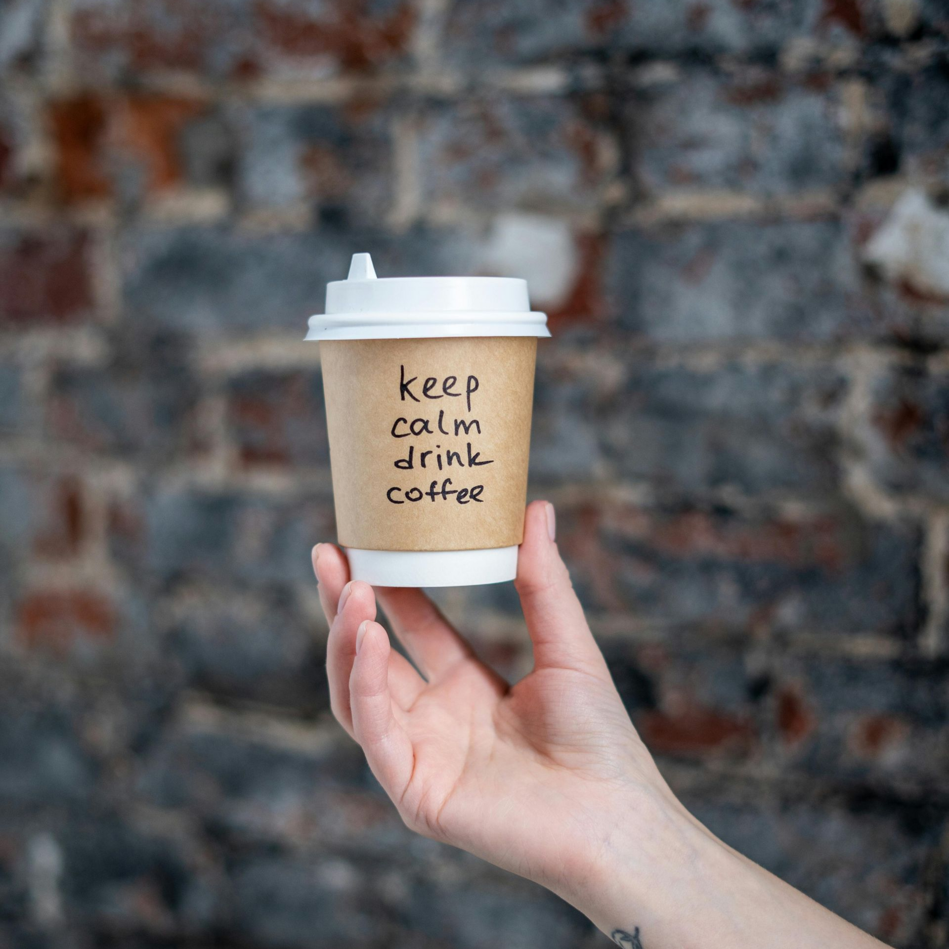 Witte koffiekop met het logo van 