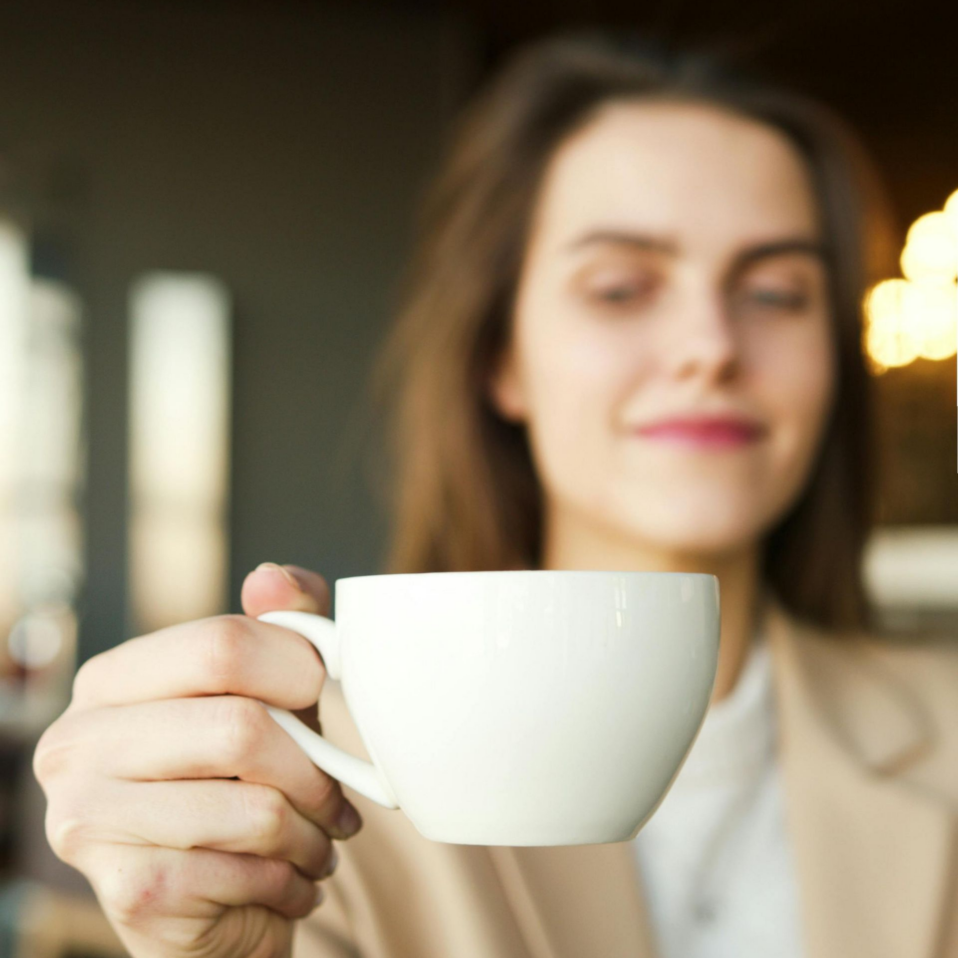Close-up van gebrande koffiebonen, met bruine en donkerbruine kleuren.