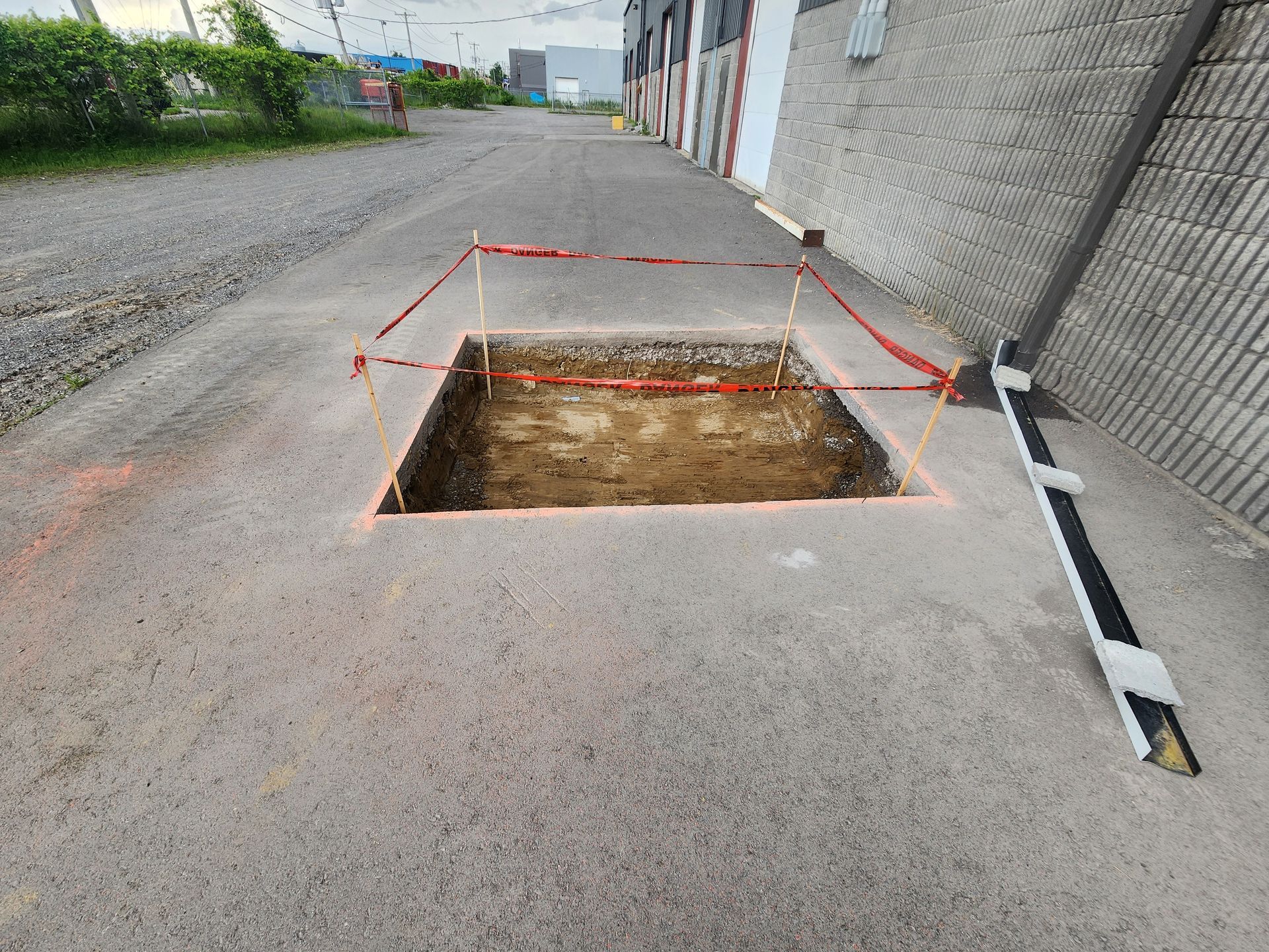 Il y a un trou dans le sol au milieu de la route.