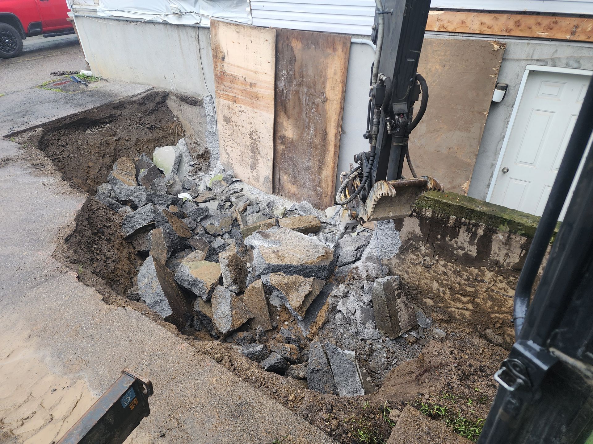 Un gros tas de pierres est retiré d'un trou dans le sol.