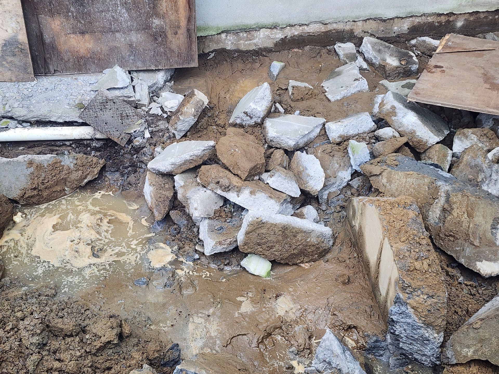 Un tas de pierres et de terre sur le sol.