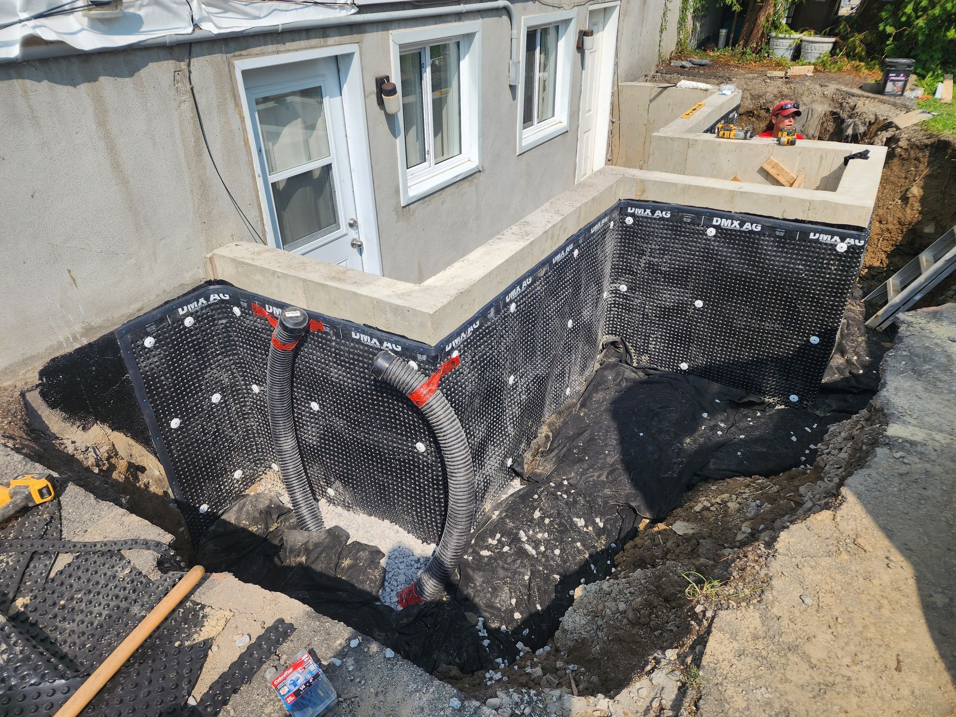 Un grand trou dans le sol devant une maison.