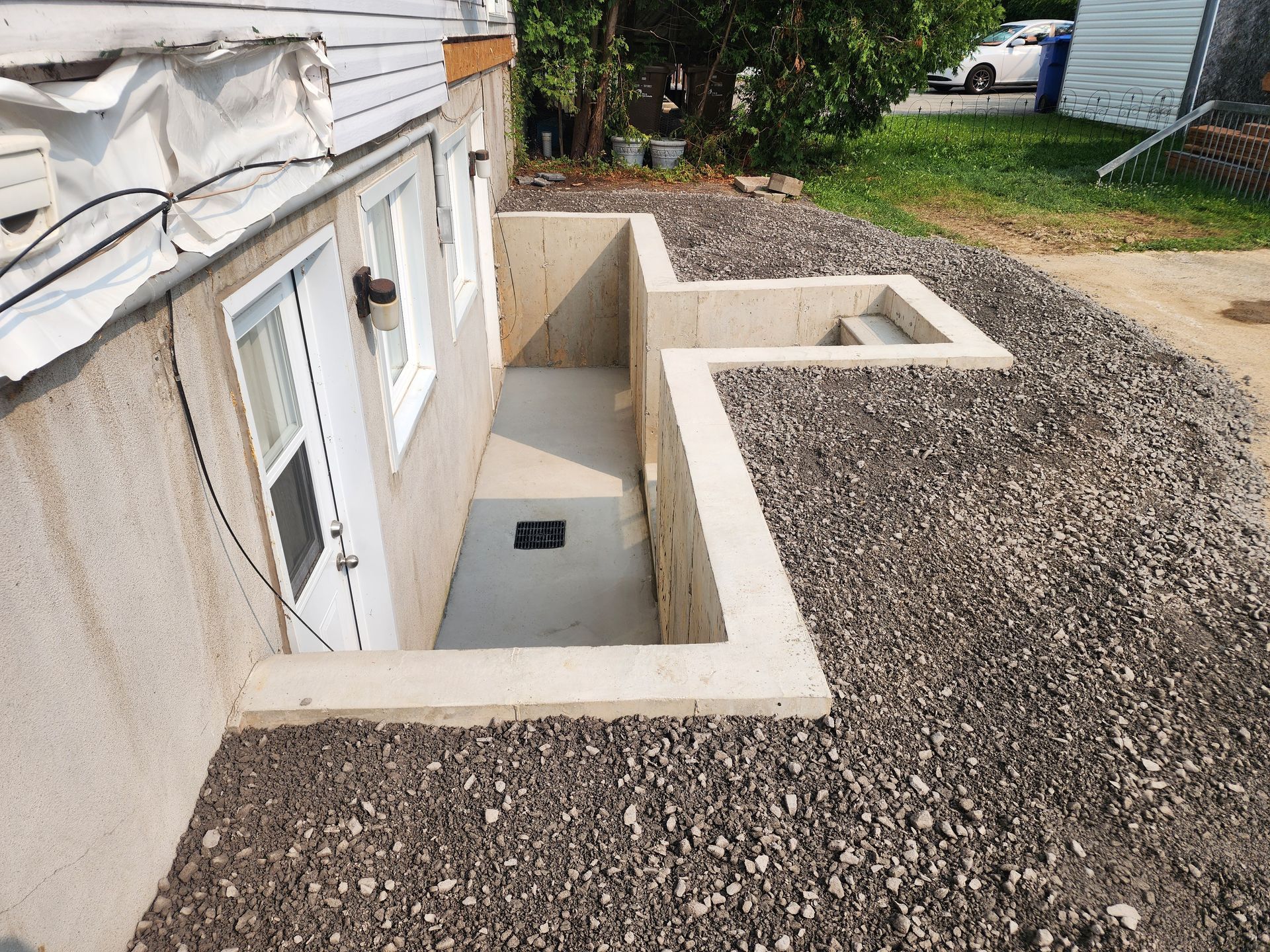 Une passerelle en béton menant au sous-sol d'une maison