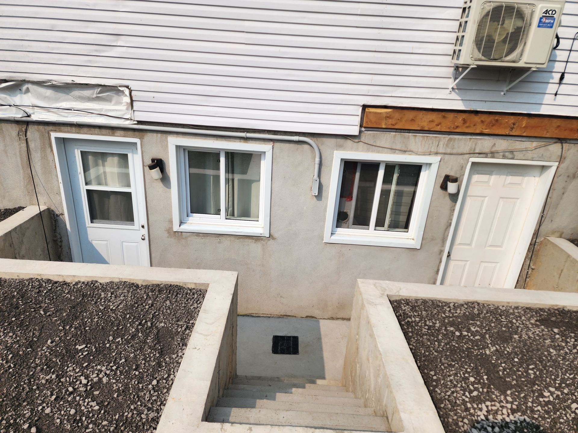 Une maison avec des escaliers menant au deuxième étage