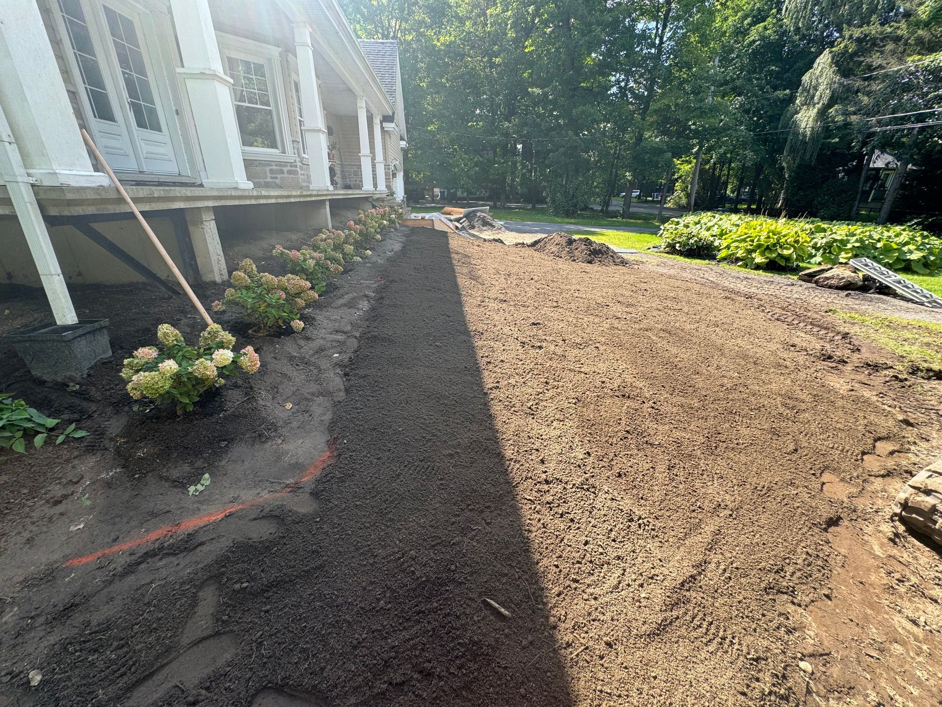 Un gros tas de terre se trouve devant une maison.